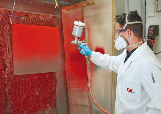 Was man hier für einen üblichen Lackiertest hält, verbirgt ein besonderes Geheimnis! Denn der Grönenbacher Lackfabrik Gropper + Viandt (GV-Lacke) ist es gelungen, ein PUR-basiertes Lacksystem namens „SmartCure“ zu entwickeln, das Anwendern mehr als einen Vorteil bringt ...(Bild:  GV-Lacke)
