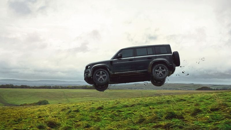 Einen Erlös zwischen 357.000 und 594.000 Euro erwarten die Experten des Auktionshauses Christie’s für einen Land Rover Defender 110. Der kernige Geländewagen glänzte in „Keine Zeit zu sterben“ mit spektakulären Stuntszenen. (Bild: Jaguar Land Rover)