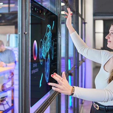 Mit dem Projekt Engage-KI starten it’s OWL und Fraunhofer IEM eine Leistungsoffensive für den Ingenieursalltag. Unternehmen sollen bis Ende 2026 testen, welche KI-Anwendungen in Produktentwicklung, Konstruktion und Engineering verlässlich helfen. (Bild: Fraunhofer IEM/Janosch Gruschczyk, Tommy Falkowski)
