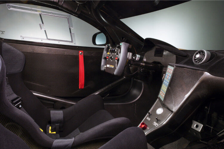 Im Innenraum kommen Rennschalensitze, Sechspunktgurte und ein Überrollbügel zum Einsatz. Als Steuerrad setzt Lotus das Lenkrad des serienmäßigen Renners 12 C GT3 ein, das an das Modell des Lewis Hamiltons MP4-24 Formel 1-Rennfahrzeugs angelehnt ist. (McLaren)