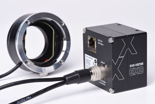 Der SVS-EF-Adapter von SVS-Vistek ermöglicht eine Autofokus-Funktion der eingesetzten Kamera, um Bilder der eingehenden Elektronikgebinde unabhängig von ihrer Höhe aufnehmen zu können. Der SVS-EF-Adapter von SVS-Vistek ermöglicht eine Autofokus-Funktion der eingesetzten Kamera, um Bilder der eingehenden Elektronikgebinde unabhängig von ihrer Höhe aufnehmen zu können.