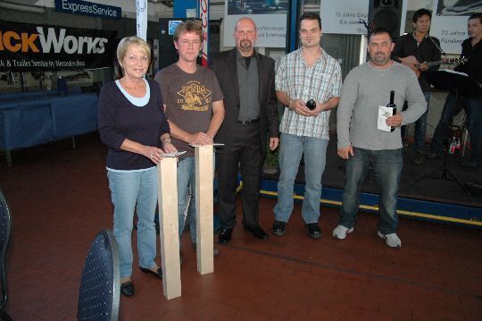 Peter Bauer (Mitte) ehrte Helga Wezenaar, Erik Wollesen, Thomas Seiler und Vitali Wiesner (von links) als Arbeitsjubilare. (Archiv: Vogel Business Media)