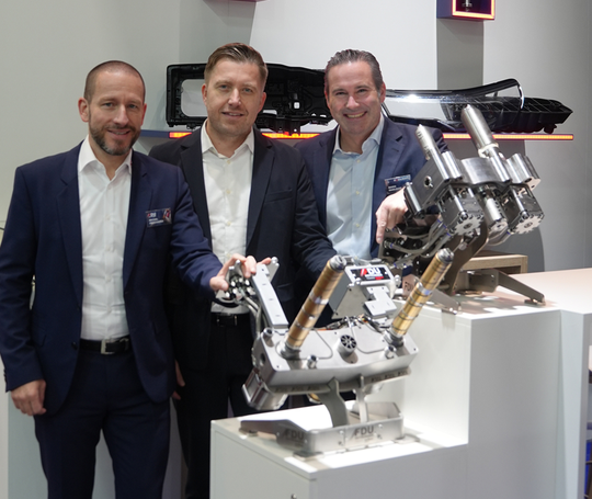 From left: Michal Prochazka (CEO of FDU Hotrunner), Andrea Peruch (CEO of Oerlikon HRSflow), Mario Haidlmair (CEO of the Haidlmair Group)(Bild:  Haidlmair)