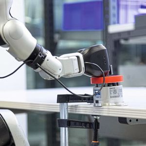 Um die Kraft im Kollisionsfall abzuschätzen, schlägt der Roboter gegen einen Kraftsensor, wie er auch für die Messung bei Cobots eingesetzt wird.(Bild:  Fraunhofer IPA/ Rainer Bez)