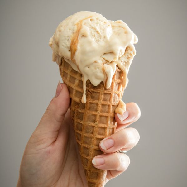 Unschmelzbares Eis  Ein Eis, was nicht schmilzt, präsentierten japanische Forscher im Jahr 2017 (s. Tweet unten). Möglich wird das durch Beimischen von Polyphenolen, einem weit verbreiteten Naturstoff, den die Wissenschaftler aus Erdbeeren gewannen. Die Polyphenole stabilisieren die Fetttröpfchen in der Eiscreme und sorgen dafür, dass Eiskugeln selbst bei 30 °C für eine halbe Stunde in Form bleiben, wie Entwickler Tomihisa Ota von der Kanazawa University berichtet. Einen Haken hat die neue Rezeptur allerdings: die Konsistenz der Eiscreme wird dadurch eher gel- bzw. gummiartig und hat nicht mehr viel mit dem klassischen italienischen Eis gemein.  Lesetipp: Forscher der Universität Erlangen-Nürnberg erklären, warum der Biss ins Eis wehtut.   アイスは8種類！！🍦🍨🌈ALL500円です•:*+:.\( °▽° )/.:+*:•#溶けないアイス #金座和アイス #japan #tokyo #harajuku pic.twitter.com/Kt7qPuf6uh— 金座和アイス原宿店 (@kanazawaice) July 5, 2017    Mehr Infos zum Thema gibt es in dem Begleitartikel: Vom Labor auf die Speisekarte: Lebensmittel von morgen (Symbolbild: Unsplash/Dana DeVolk)