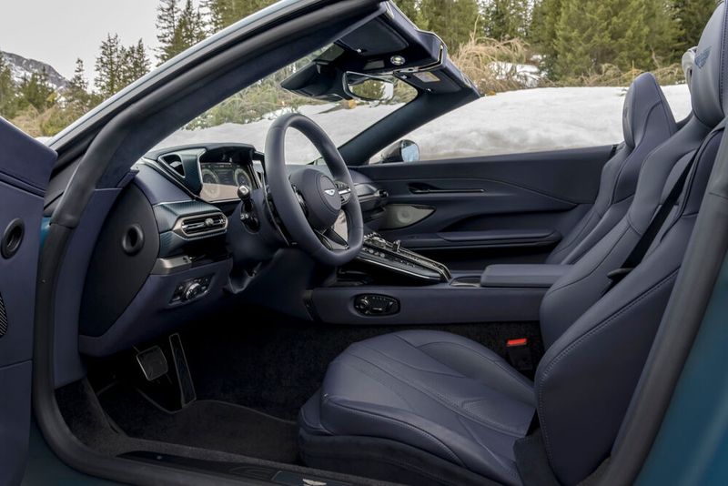 Die lederbespannten Sitze des Vantage Roadster sind natürlich sportlich konturiert. (Aston Martin/Andy Morgan)