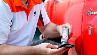 Der Caramba Power Protector wird mit einem weichen und möglichst hochwertigen Mikrofasertuch in kreisenden Bewegungen aufgetragen.  (Caramba)