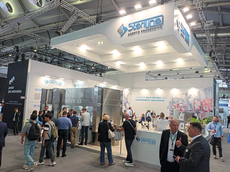 Zur Achema präsentierte Steriline die robotergesteuerte Vial-Füllmaschine RVFM5, mit der es leichter wird, Füllzyklen zu ändern sowie Behälter und Füllmengen zu variieren. (Bild: Steriline)