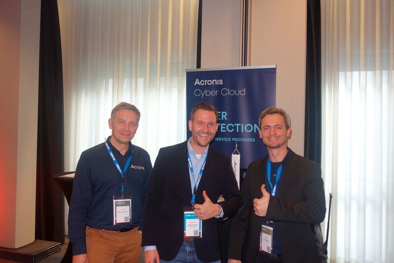 (v. l.) Sergey Pankin-Schott (Acronis) mit Christoph Becker (Ingram Micro) und Marcel Henker (Acronis) (Vogel IT-Medien GmbH)