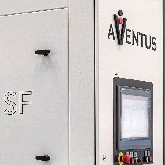 Die Verpackungsmaschine für freifließende Schüttgüter füllt bis zu 2600 Säcke mit einem Gewicht von 25 Kilogramm pro Stunde ab.(Bild:  Aventus)