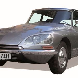 2. Preis:  Die Citroën DS 21 war wohl kein anderes Modell in der Geschichte des Automobils dermaßen seiner Zeit voraus und gleichzeitig so vernünftig wie die DS, „die Göttin“: Hydropneumatik verhalf schon 1955 dem Wagen zu erstaunlichem Federungskomfort, zu Servolenkung, automatischer Kupplung und Hochdruckbremse. Sie war das erste Großserienauto mit Scheibenbremsen. Ihr 4 Zylinder-Reihenmotor mit 120 PS aus 2160 ccm bringt die DS auf eine Höchstgeschwindigkeit von 185 km/h. Die Citroën DS wurde aufwendig restauriert und ist mit ihrer komfortablen Lederinnenausstattung und der Halbautomatik ein perfekter Reisewagen auch für lange Strecken. Gespendet von Günther Jauch.(Bild:  Lebenshilfe Gießen)