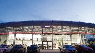 Rund drei Millionen Euro haben die Geschäftsführer in den Neubau eines Honda-Autohauses investiert, das die neuen CI-Anforderungen des japanischen Herstellers erfüllt.  (Carolin Nimtz)