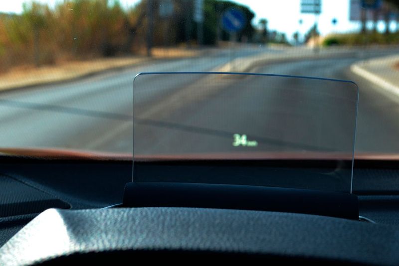 … lässt sich eine Scheibe ein- und ausfahren, auf die sich Informationen wie die aktuelle Geschwindigkeit projizieren lassen. Besser bekannt ist das Ganze als Head-up-Display. (Seyerlein / »kfz-betrieb«)