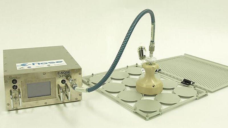Mit der E-Nose können nun Astronauten an verschiedenen Stellen im Servicemodul der ISS die mikrobielle Belastung messen. Zusätzlich wurde ein sogenanntes Target-Book auf der Raumstation installiert. Dort sind verschiedene Materialproben wie Aluminium, der polymere Kunststoff Nomex, Platinenmaterial und Kabelmarkierung aufgetragen. Auf diesen Materialien sollen biologische Kulturen siedeln, die dann in einem Rhythmus von zwei Monaten durch die ISS-Besatzung vermessen werden. (DLR)