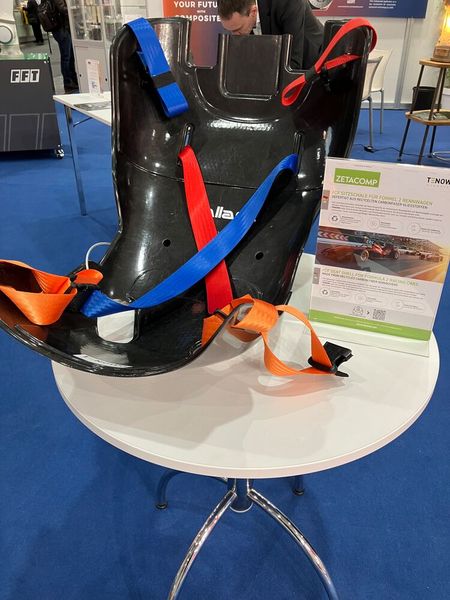 Das Unternehmen Tenowo zeigte am Stand von Composites United e.V. eine Sitzschale für Formel 2 Rennwagen aus recycelten Carbonfaser-Vliesstoffen.   (Bild: VCG/Juliana Pfeiffer)