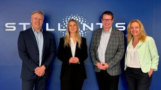 Von links: James Weston, SVP Stellantis Pre-Owned Vehicle Business Unit; Karoline Baumann, Strategy & New Growth Director Cox Automotive Europe; Craig Mailey, Chief Strategy Officer Cox Automotive International; und Ana Borsari, VP Managing Sales and Operations in Pre-Owned Vehicle Stellantis Business Unit Europe.
 (Bild: Stellantis)