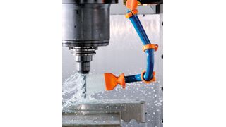 Bild 1: Diese Kühlschmierstoffzuführung befindet sich an einer Frässpindel, aufgebaut aus zwei Stück 90°-Schlauchbogen und einer Schwalldüse.  (Bild: IBT GmbH)