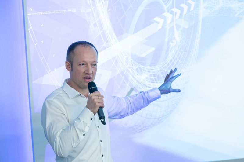 Neben den Vorträgen gab es auch viele parallele Sessions zu Themen wie Engineering oder Materialien. Im Bild: Alexander Brunner von Boge Rubber & Plastics, der in einer Session über das Thema Topologieoptimierung sprach.  (Stefan Bausewein)