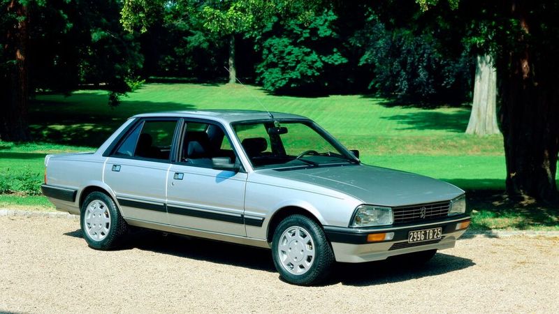 Mercedes a la française: Der von 1979 bis 1992 gebaute Peugeot 505 zielte auf die Kundschaft deutscher Premiummarken und floppte. (Bild: Peugeot)