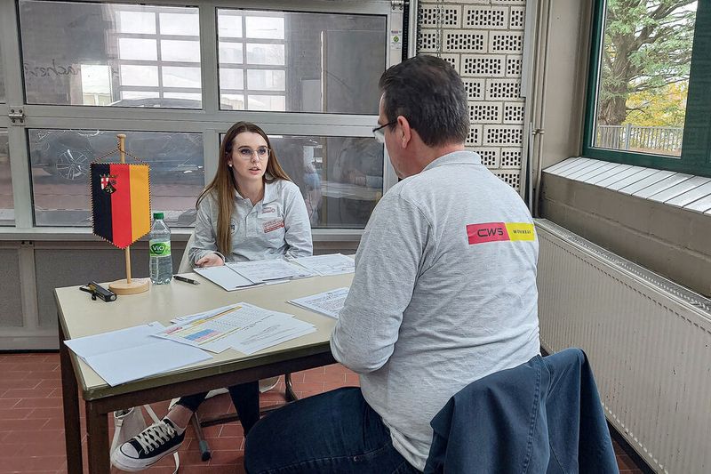 Cindy Reinig aus Rheinland-Pfalz erklärt, welche Zahlungsmöglichkeiten sie ihren Kunden anbieten kann.  (Bild: Weinschenk – VCG)