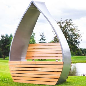 Windkraft-Rotorblätter können nicht nur thermisch oder mechanisch entsorgt werden. Sie sind so groß, dass nur Stücke von ihnen als überdachte Outdoor-Möbel dienen können ... (Bild: Wings for Living)