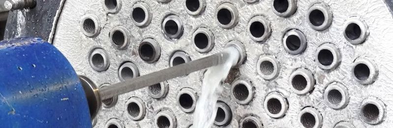 In einem Arbeitsgang zum freien Rohr dank bohrender Belagsentfernung.(Bild:  AC Rädler Umwelttechnik)