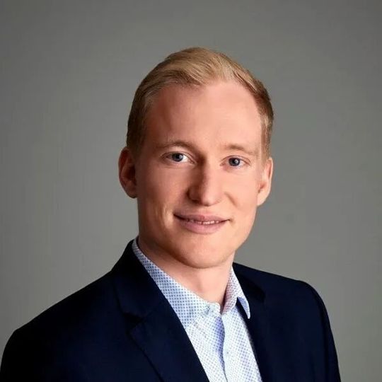 Marc Arnold: „Teilnehmer lernen, physikalisches Verhalten schnell vorherzusagen, ohne auf neue Simulationen warten zu müssen. Die KI kann Vorhersagen für die nächste Konstruktions-Variante und beschränkt sich nicht nur auf Simulationsergebnisse, sondern auch auf Kosten oder Herstellparameter.”(Bild:  Altair)