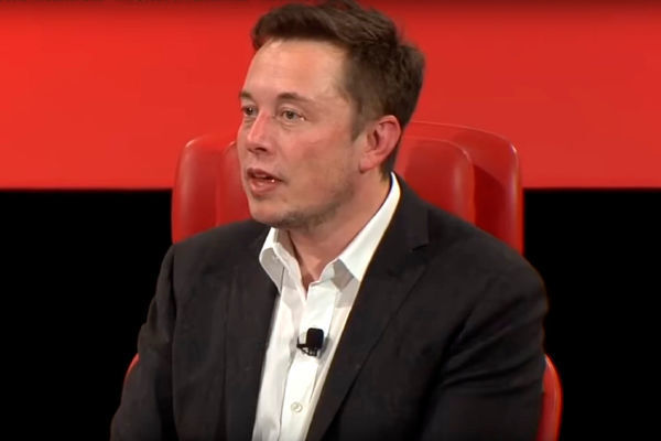 Elon Musk: „Ich liebe den Gedanken, dass ein Auto scheinbar endlos durch den Weltraum driftet und vielleicht von einer fremden Rasse in Millionen von Jahren entdeckt wird.“ (Elon Musk)