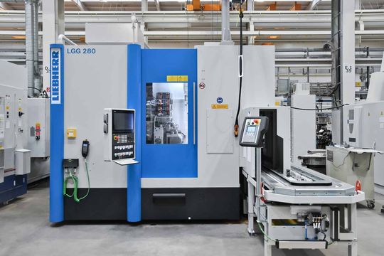 (Gerade noch am Haken: jetzt liefert die neue, speziell für den Aerospace-Bereich ausgelegte Verzahnschleifmaschine LGG 280 Komponenten in bester Qualität. Bild: Liebherr)