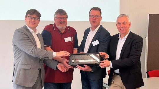 Feiern 25-jähriges Kanban-Jubiläum (v.l.): Martin Jauss (EVP der Würth Group & CEO bei Würth Industrie Service), Uwe Busch (Disponent Handelsteile Bei Kannegiesser), Jörg Stichnoth (Leitung AV/Disposition Werk Sarstedt bei Kannegiesser) und Jörg Ruppelt (Senior Account Manager bei Würth Industrie Service).(Bild:  Würth Industrie Service)