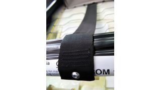 Feuerhemmende Fangband aus Polyester für den Fahrer- und Beifahrersitz  (Bild: Strähle+Hess)