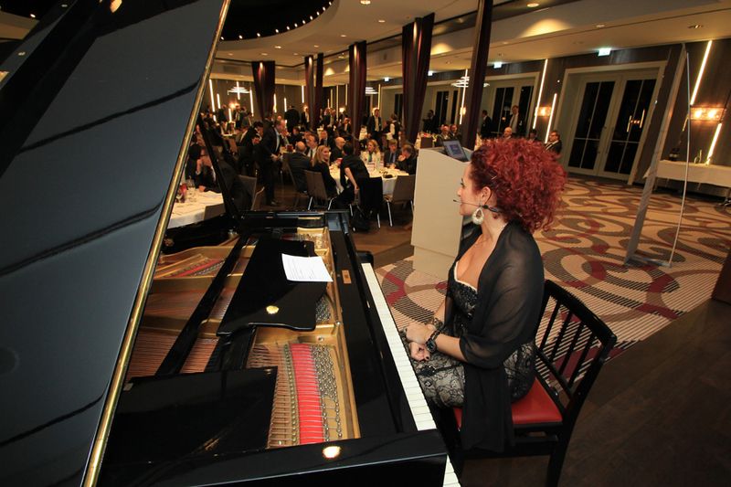 Besa Agaj, IT-BUSINESS, führte durch den Abend. (IT-BUSINESS)