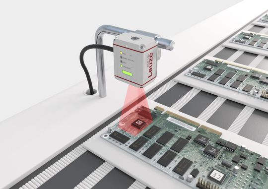 Der neue Codeleser der Serie DCR 100i erfasst 1D- und 2D-Barcodes zuverlässig – auch in Form von DPM-Codes.(Bild:  Leuze)