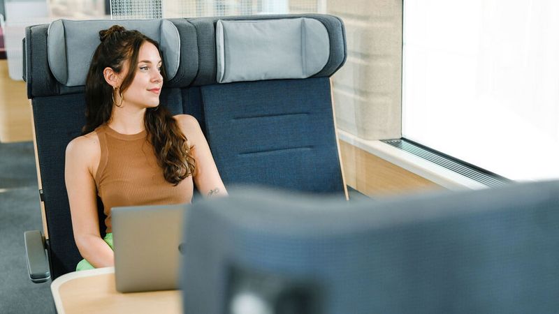 Während die ersten ausgelieferten ICE Neo 3 noch im alten Innendesign auf die Schiene rollen, sollen künftig gebaute Züge bereits das neue Interieur der Bahn erhalten. (Bild: Deutsche Bahn AG / Max Lautenschläger)