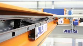 Abu-Powerline als verfahrbare Steuerung. Das System ragt weder nach oben noch nach unten über den Hauptträger hinaus und reduziert somit den Einbauraum des Krans im Vergleich zur Schleppleitung.  (Bild: Abus)