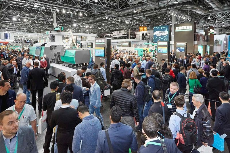 Volles Haus auf dem Messestand „13A13“: Mit insgesamt zwölf Exponaten war Arburg ein Publikumsmagnet auf der K 2016. (Arburg)