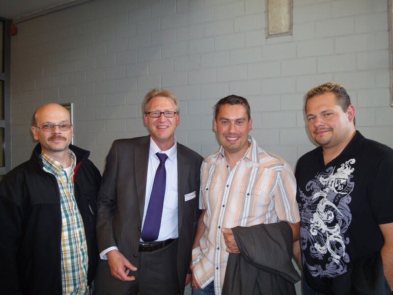 Roland Gerdes,Tarox (2.v.l.), mit seinen Kunden Ingo Regenspurger, Regenspurger EDV, Bernhard Schlögel und Marc Bayer, SIT Solutions (v.l.) (Archiv: Vogel Business Media)
