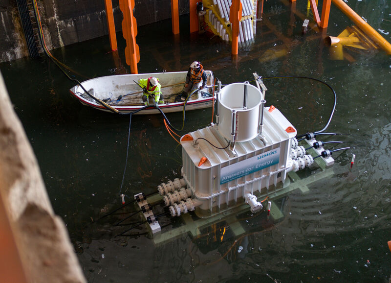 Erfolgreicher Seichtwasser-Test eines Unterwasser-Umformers im Hafen von Trondheim, Norwegen. Alle Materialien des Umformers wurden anhand eines Qualifizierungsprogramms auf Druck und Flüssigkeitsverträglichkeit getestet, bevor der Entwurf durch den Test im seichten Wasser geprüft wurde. (Siemens)