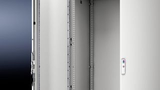 Neuer Groß-Schaltschrank von Rittal zeigt viele Detailverbesserungen, die deutlich Montagezeit einsparen sollen. (Rittal)