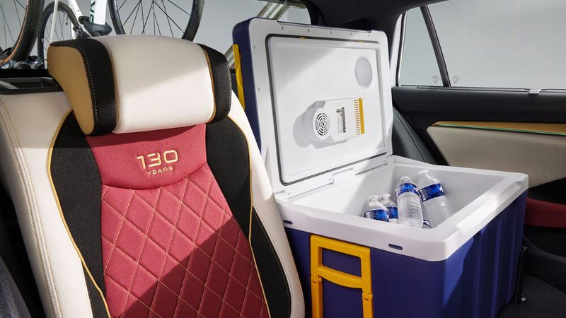Anstelle des linken Rücksitzes haben die Azubis eine große Kühlbox für die Trinkflaschen der Radprofis eingebaut. (Skoda Auto)