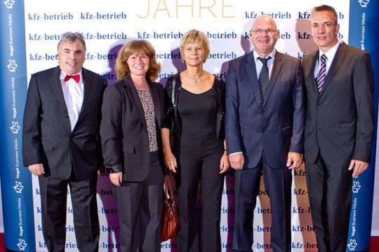 Gerd Steiler, Christine Geist und Nicola Reichert (Vogel Business Media), Thomas Wysocki (Suzuki ) Wolfgang Michel (Vogel Business Media) (Archiv: Vogel Business Media)