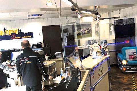 Eine Plexiglasscheibe an Decke und Lampe fixiert, sorgt für den Spuckschutz. (Bild: REDO Reifen + Autoservice e. K.)