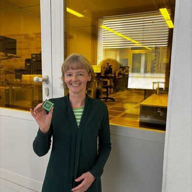 Prof. dr rer. nat. Monika Saumer z Uniwersytetu w Kaiserslautern opracowuje systemy elektrod 3D, za pomocą których można na przykład odtworzyć unerwienie złożonych kultur organoidów. (Bild: Uniwersytet w Kaiserslautern)