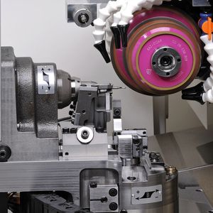 Bild 1: Blick in den Arbeitsraum der hydrostatisch gedämpften Grindsmart Nano 6 mit direkt angetriebenem Spindelmotor.