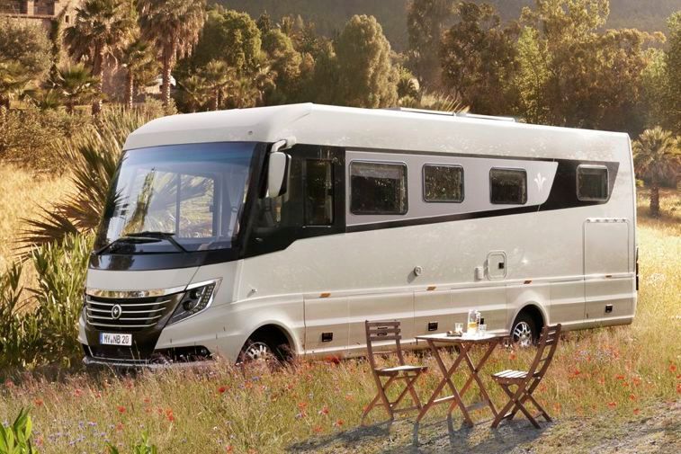 Bei Linern bleibt das Fahrerhaus – anders als bei teilintegrierten Wohnmobilen – nicht erhalten, sondern wird komplett neu konstruiert. (Niesmann und Bischoff)