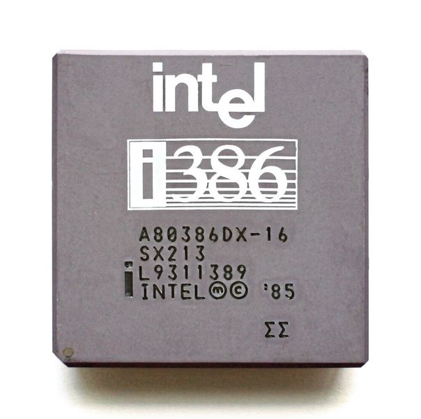 Oktober 1985 – x86-Architektur wird 32-Bit: Mit den Prozessoren 8086 und 8088 hatte Intel 1978 den Grundstein für die x86-CPU-Architektur gelegt. Ihren Durchbruch erreichte die Chipfamilie, als 1981 IBM den Intel 8088 als zentralen Baustein für den IBM PC 5150 wählte. Für die Nachfolger 80186/80188 und 80286 behielt Intel die zugrunde liegende 16-Bit-ISA bei, so dass bereits geschriebener Code weiter eingesetzt werden konnte. Doch Mitte der 80er Jahre war der PC-Markt noch stark fragmentiert. Motorola bot mit dem 68000 eine 32-Bit-CPU, die bereits Rechner wie den Atari ST, die Commodore-Amiga-Reihe oder den Apple Mac  intosh antrieb. Intel konterte im Oktober 1985 mit dem 80386DX-16. Mit dem Chip schaffte es der Chiphersteller, den Befehlssatz der x86-Architektur eine 32-Bit-ISA zu erweitern und gleichzeitig Code-Kompatibilität zu früheren Prozessoren der Familie sicherzustellen. Dadurch, dass für x86-CPUs geschriebene Software auch auf 32-Bit-Systemen eingesetzt werden konnte, setzte sich die Architektur endgültig als de facto Industriestandard für PCs durch. (Bild: KL Intel i386DX / Konstantin Lanzet / CC BY-SA 3.0)