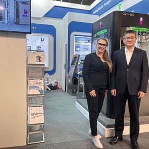 Im Gespräch mit Lei Zhang, stellvertretender Geschäftsführer bei Beijing Hanlin Hangyu Technology Development (Dr. Pharm).(Bild:  Beijing Hanlin Hangyu Technology Development)