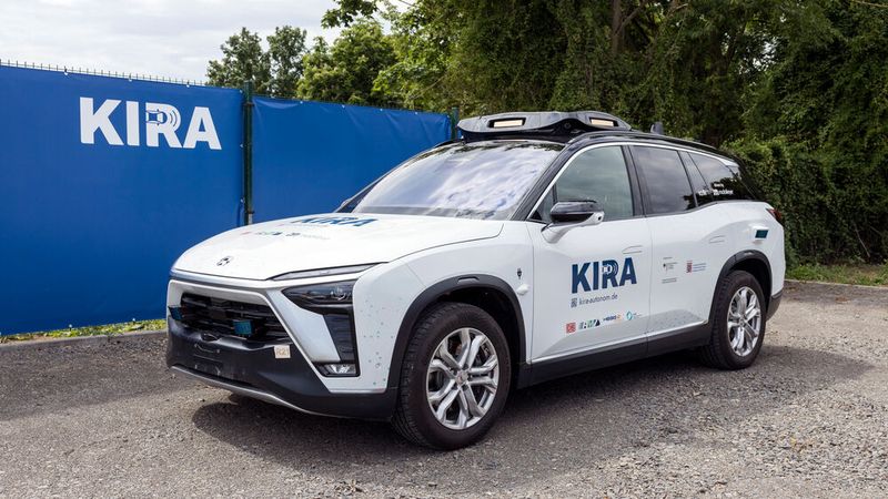 Im Projekt "KI-basierter Regelbetrieb Autonomer On-Demand-Verkehr" wird Level-4-Technologie für den Einsatz im ÖPNV gestet. Seit Juni 2025 können angemeldete Testnutzer kostenfrei mitfahren. Nun wird das Projekt um zusätzliche Fahrzeuge und Betriebszeiten erweitert.(Bild:  Deutsche Bahn AG / RMV / Arne Landwehr)