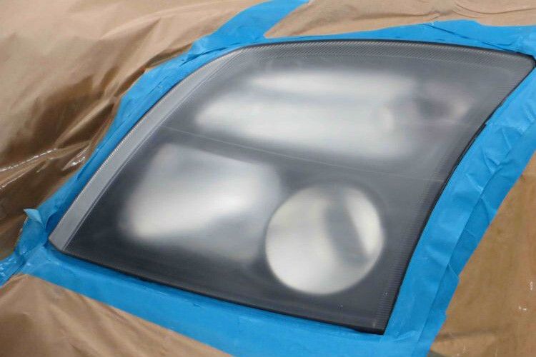 Ist die Abdeckscheibe fertig geschliffen, muss man sicherstellen, dass das Scheinwerfergehäuse und anliegende Teile sauber abgeklebt sind. Dann den Spray-Max-Scheinwerferprimer auf die gesamte Scheinwerferscheibe auftragen (circa 15µm stark). (Foto: Kwasny)