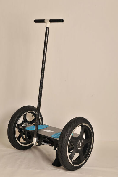 Der erste voll funktionsfähige 3D-gedruckte Prototyp des selbstbalancierenden Scooters verfügt über einen 3D-gedruckten Rahmen sowie eine Plattform aus robustem Nylon6-Material von Stratasys (Stratasys)